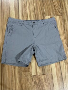 Toad&Co Swerve Men's Light Gray Flat-Front Shorts.